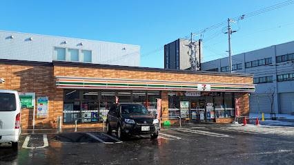 コンビニ　セブンイレブン東札幌5条4丁目店（コンビニ）まで94m