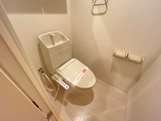 トイレ　落ち着いた色調のトイレです