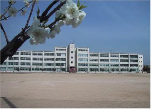 中学校　高美中学校（中学校）まで879m