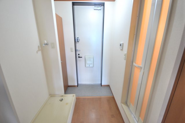 玄関　他のお部屋の参考写真となります。