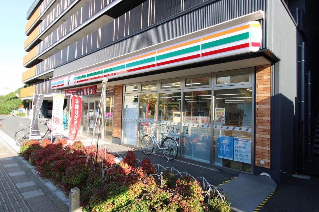 コンビニ　セブンイレブン横浜磯子3丁目店（コンビニ）まで140m
