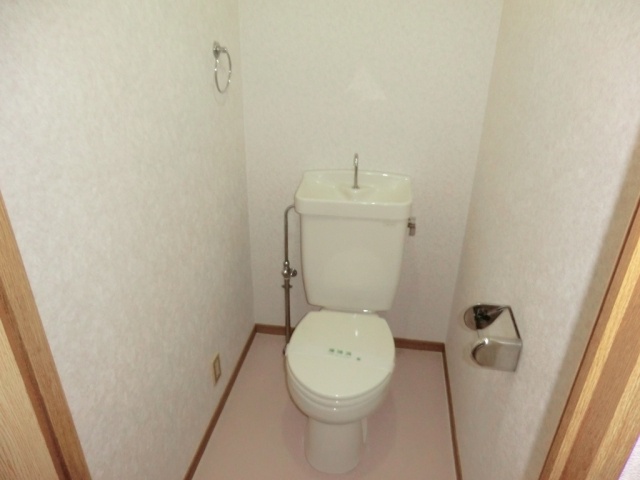 トイレ　シンプルで掃除のしやすいトイレです♪