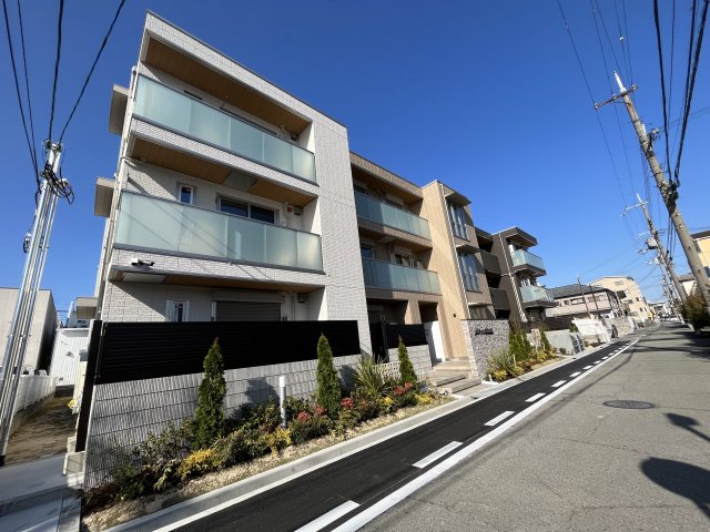 建物外観　オートロックで外部の人間が簡単に出入りできないため安心です。