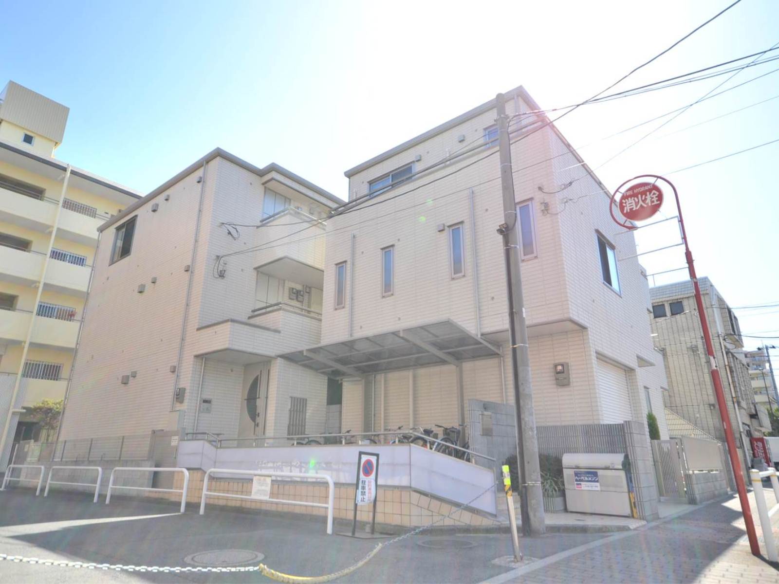建物外観　鉄骨ＡＬＣ造３階建て