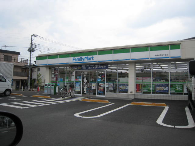 コンビニ　ファミリーマート 草加旭町二丁目店（コンビニ）まで210m