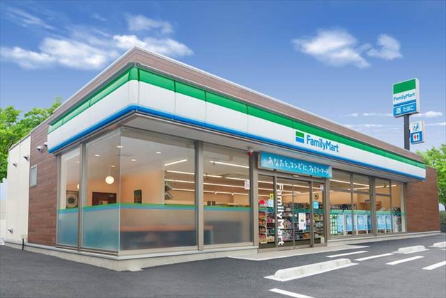 コンビニ　ファミリーマート愛甲石田駅前店（コンビニ）まで243m