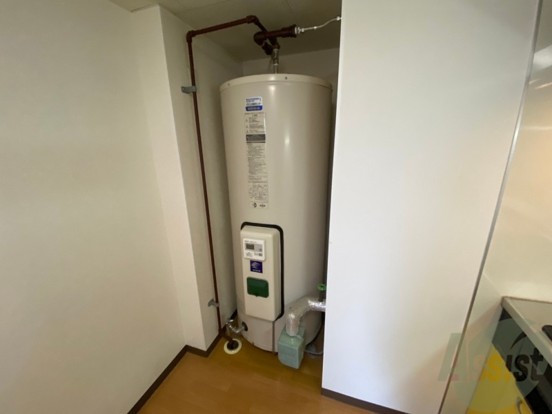 その他設備　電気温水器付きです。シンプルで簡単に操作できそう。