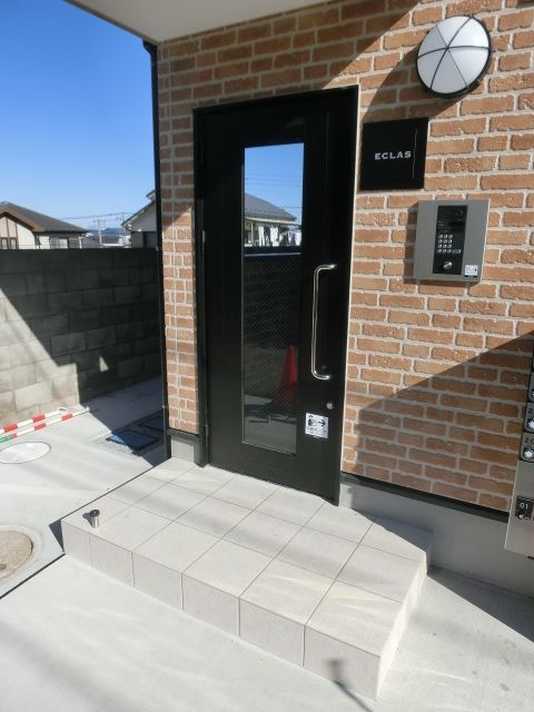 エントランス　建物内へのアプローチ