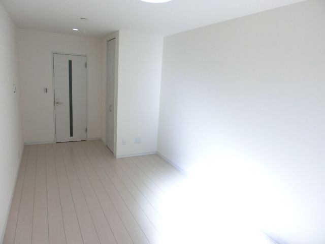 その他部屋・スペース　バルコニー側から見た洋室です