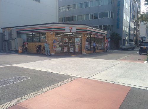 コンビニ　セブン-イレブン大阪市岡元町１丁目店（コンビニ）まで306m