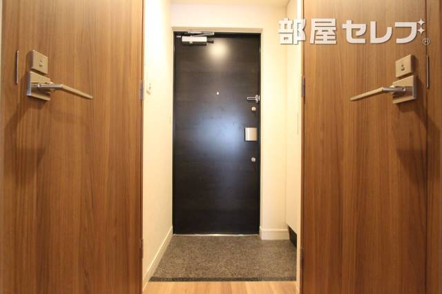 プレサンスジェネ千種内山の玄関写真