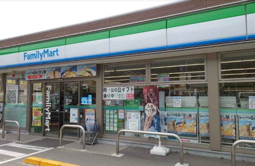 コンビニ　ファミリーマート新居浜中筋町店（コンビニ）まで444m