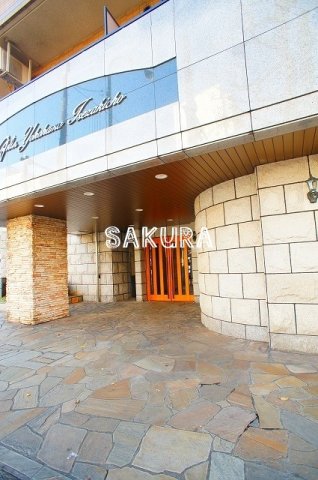 エントランス　重厚感のある建物デザイン♪