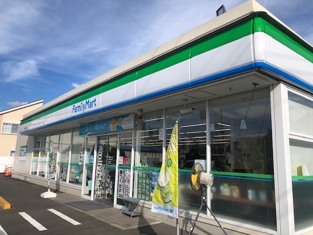 コンビニ　ファミリーマート田名四ツ谷店（コンビニ）まで1000m