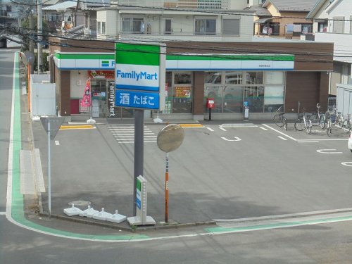 コンビニ　ファミリーマート（コンビニ）まで812m