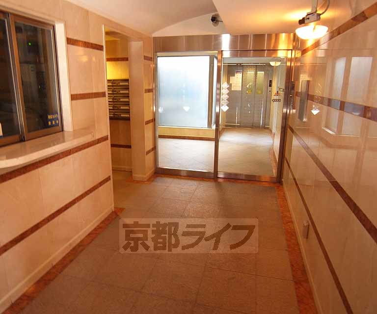 地下鉄東西線 京都市役所前駅 徒歩3分 9階建 築24年の外観写真