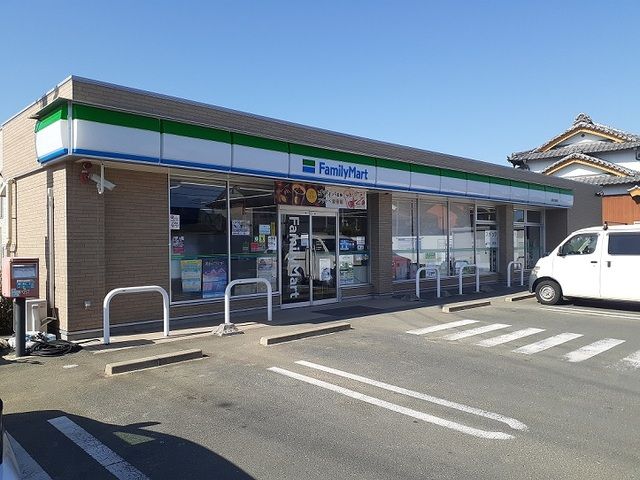 コンビニ　ファミリーマート（コンビニ）まで750m