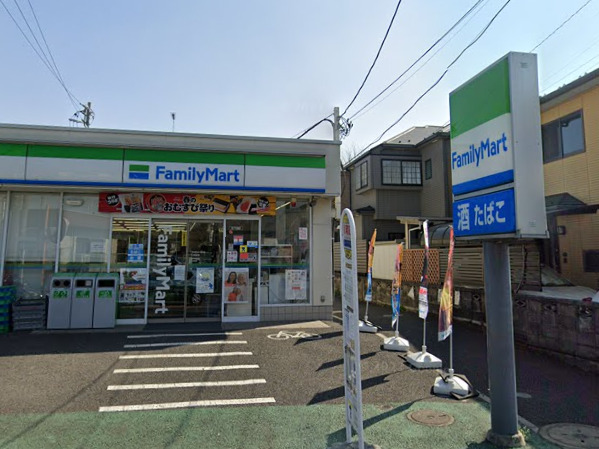 コンビニ　ファミリーマート（コンビニ）まで560m