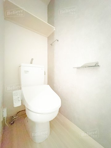 トイレ　嬉しい温水洗浄便座付きです♪