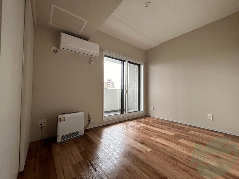 その他部屋・スペース　寝室はこちらです。光が差し込む、温かみのあるお部屋です。