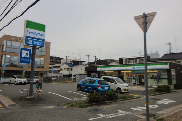 コンビニ　ファミリーマート（コンビニ）まで5m