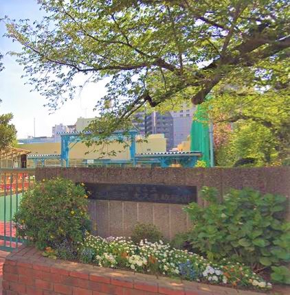 小学校　新宿区立大久保小学校（小学校）まで589m