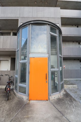 エントランス　外観は落ち着いています