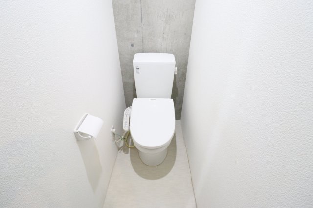 トイレ　トイレの壁もコンクリート打ち放しです！