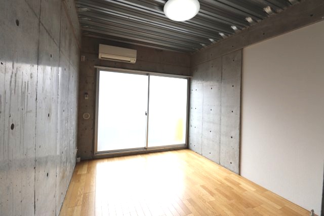 その他部屋・スペース　落ち着いた色調の寝室です