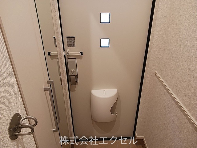 玄関　シューズBOX完備の玄関です。