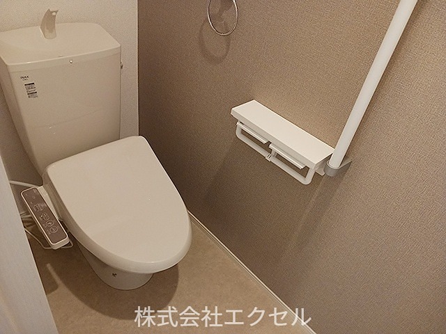 トイレ　温水洗浄便座です。