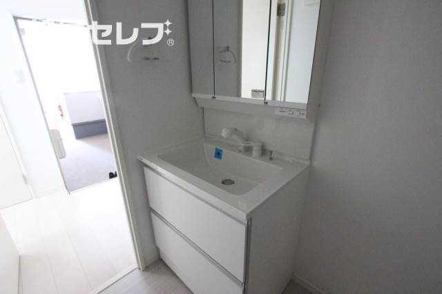 洗面設備　洗面台にも収納があります