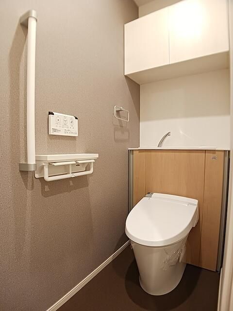 日暮里・舎人ライナー 熊野前駅 徒歩5分 4階建 築4年のトイレ写真