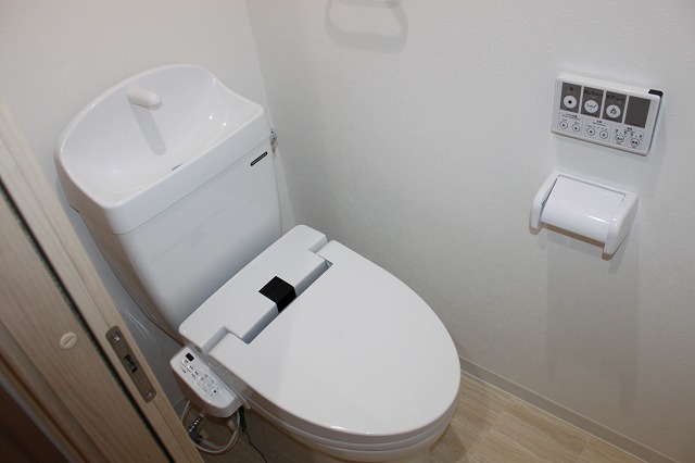 地下鉄千日前線 南巽駅 徒歩5分 3階建 築9年のトイレ写真