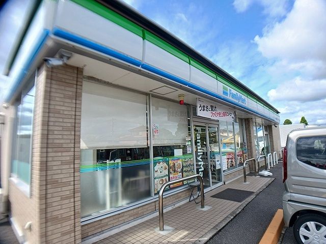 コンビニ　ファミリーマート（コンビニ）まで649m