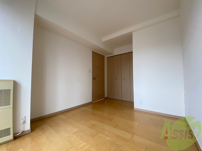 その他部屋・スペース　寝室はこちらです。光が差し込む、温かみのあるお部屋です。