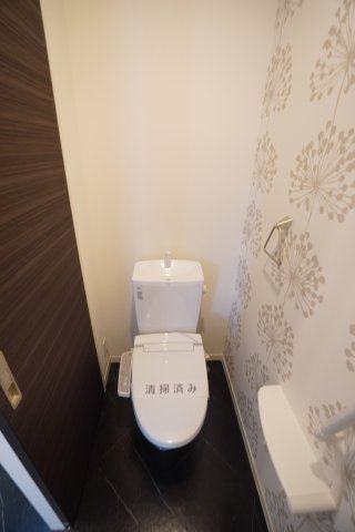 京成千葉線 千葉中央駅 徒歩16分 3階建 築9年のトイレ写真