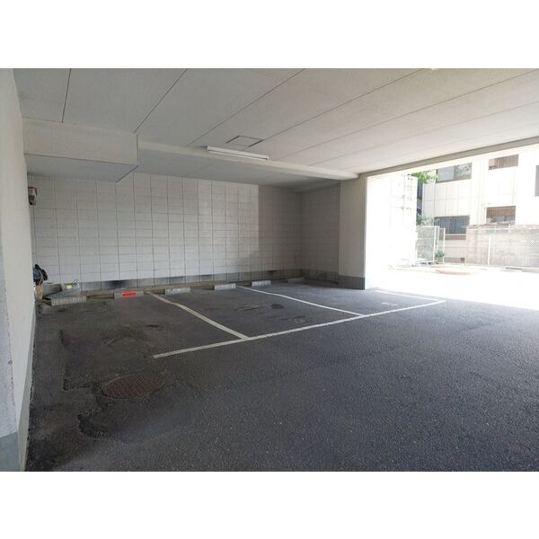 駐車場　サンローヤル香坂