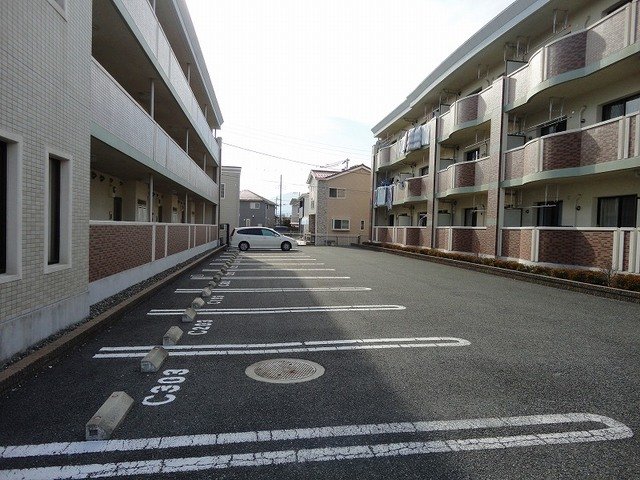 駐車場　駐車場があるので、車を買う予定の方も安心です