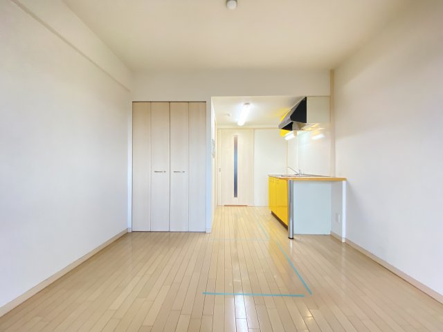 ライジングコート姫島駅前の居間写真