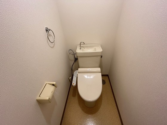 トイレ　※別号室の写真を使用しております。
