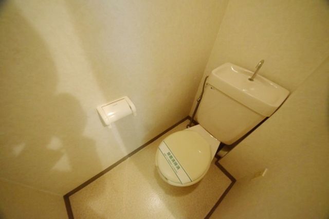 ピボアンヌ北寺尾A棟のトイレ写真