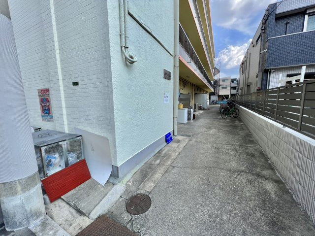 エントランス　外観にマッチしたエントランスです