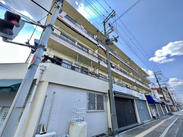 建物外観　クリーム色の外観です