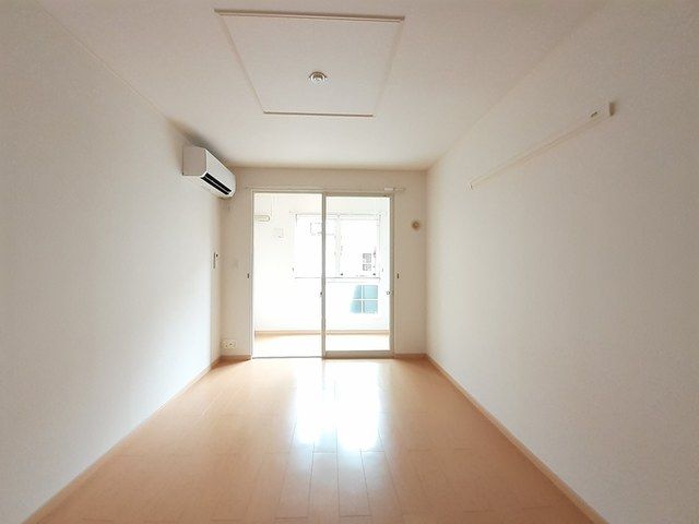 居室・リビング　こちらのリビングで趣味の時間をお楽しみください
