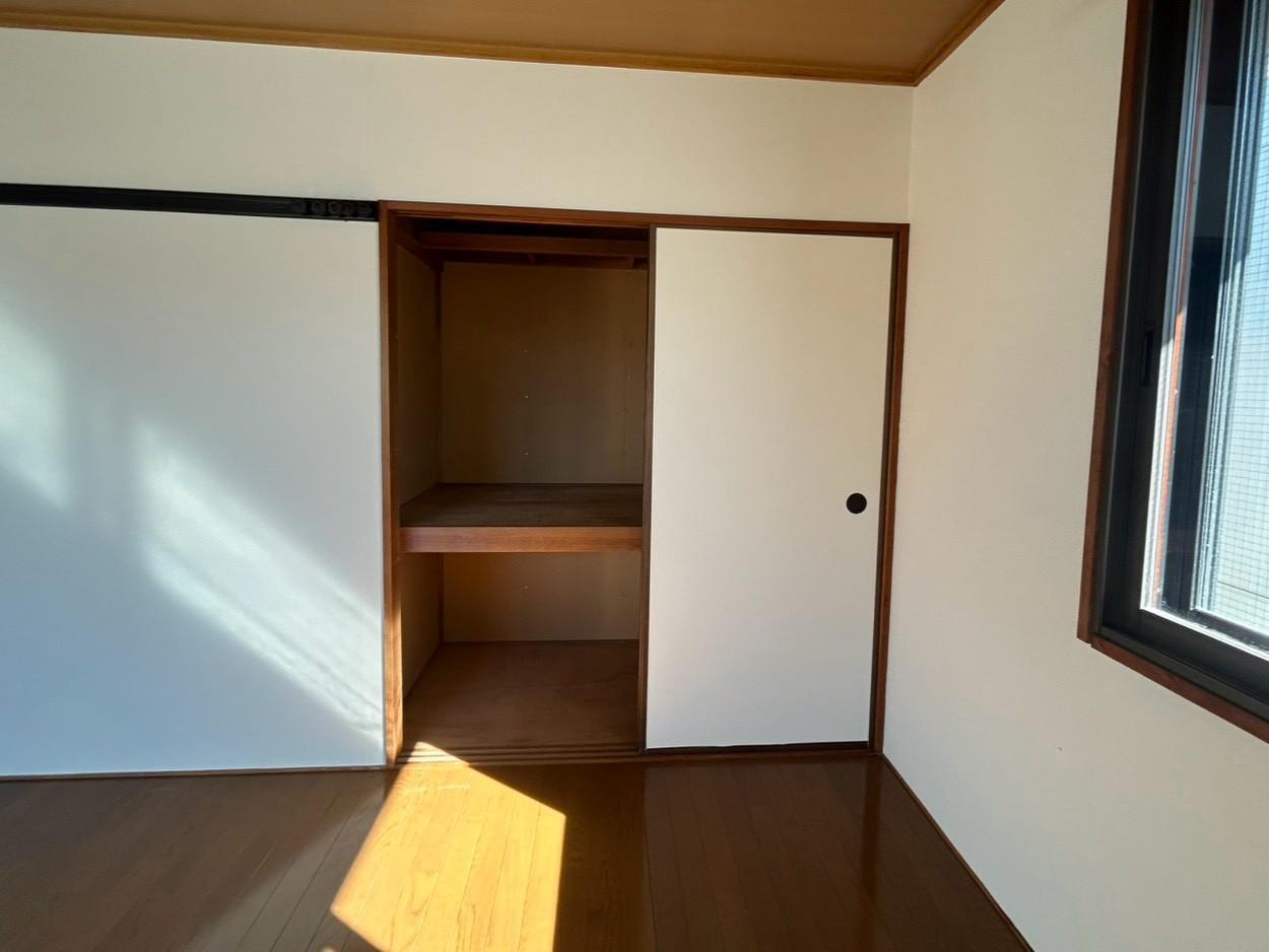 収納　2段に分かれた使いやすい収納付きです