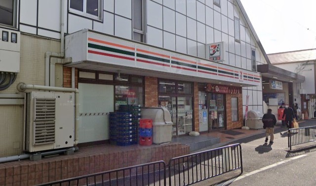 コンビニ　セブンイレブン　ハートインJR千里丘駅西口店（コンビニ）まで323m