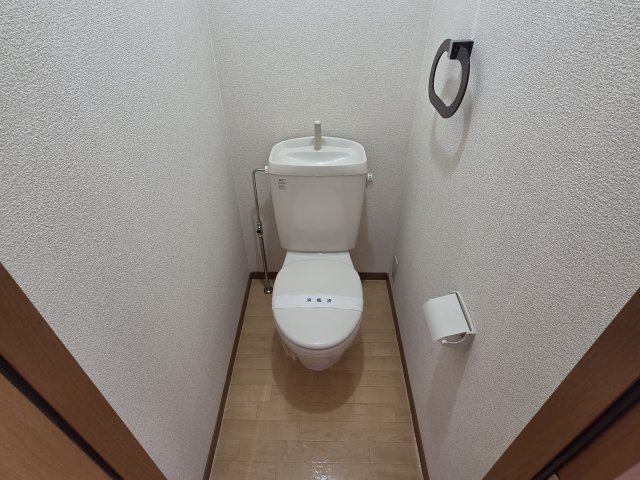トイレ　落ち着いた色調のトイレです