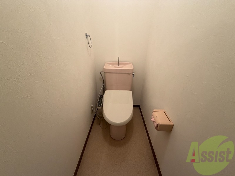 トイレ　トイレはウォシュレット機能付きです。安心して使用できますね。