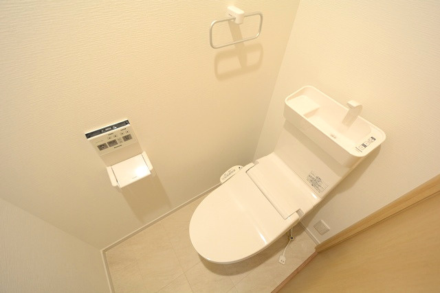 トイレ　温水洗浄便座付きのトイレです♪